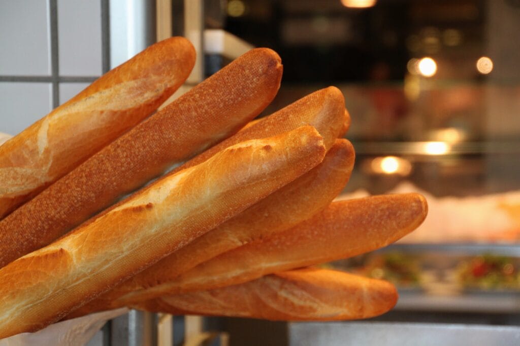 Des baguettes de pains moulées.