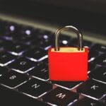 Comment protéger mes appareils électroniques contre les virus et les pirates informatiques ?