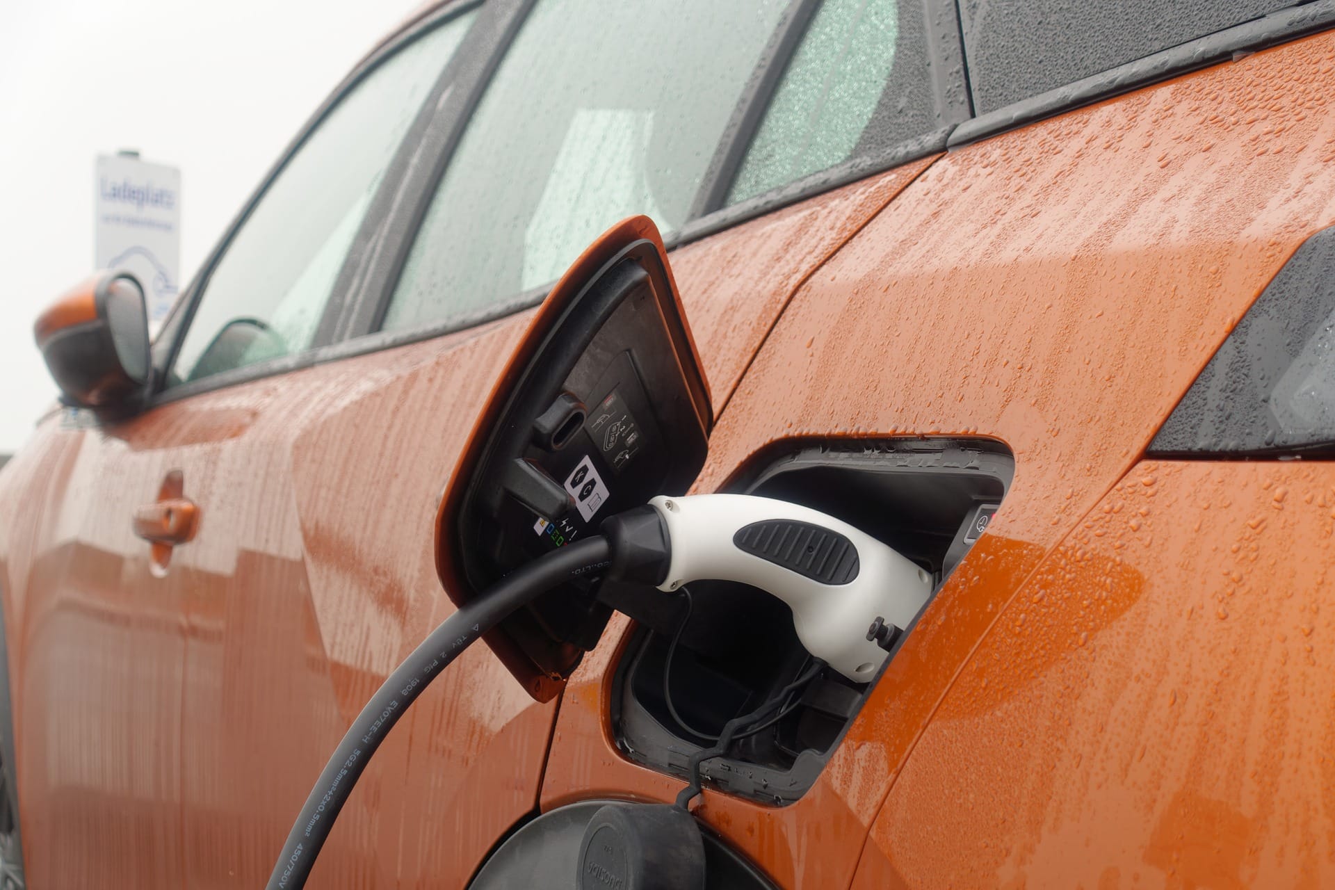 Comment recharger sa voiture électrique à moindre coût ?