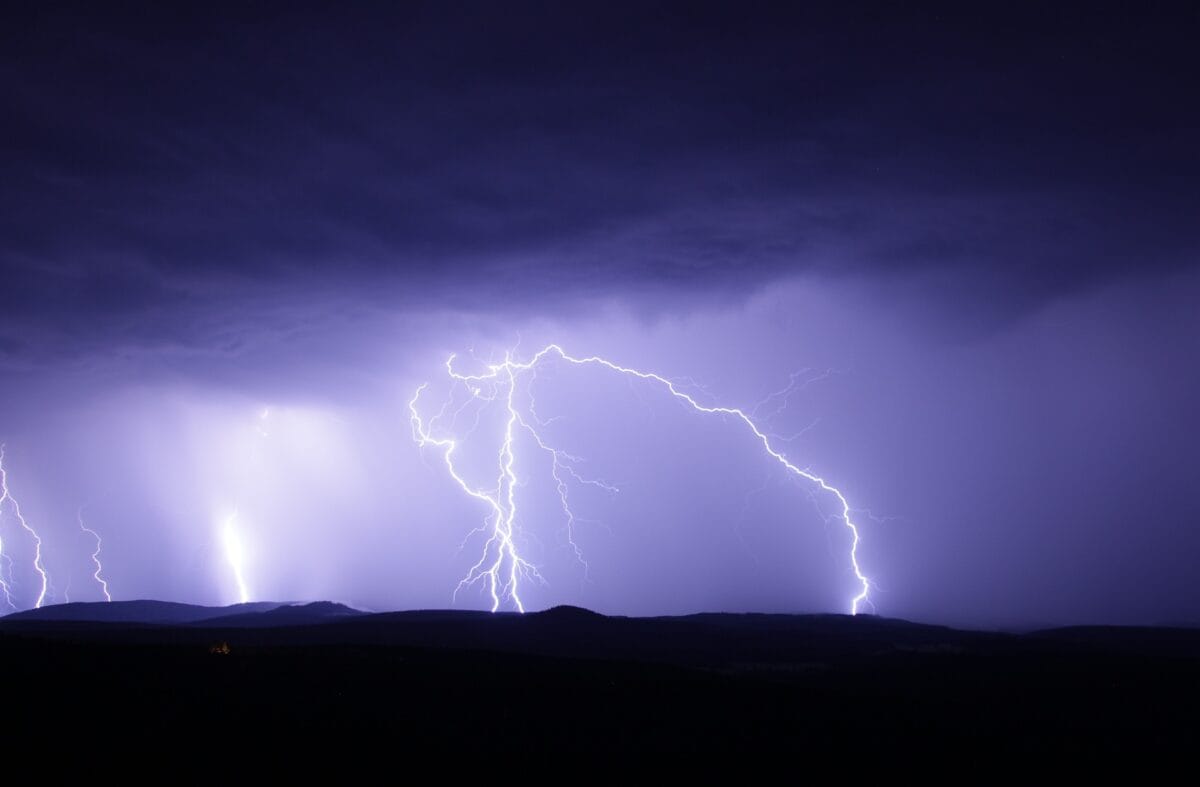 Comprendre les orages : les raisons scientifiques derrière les éclairs et le tonnerre