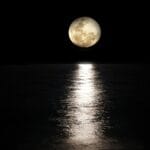 Comment la Lune influence-t-elle les marées sur Terre ?