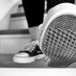 Origine de l’expression Pourquoi on dit : "Mettre les pieds dans le plat"