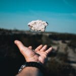 Origine de l’expression "Faire d'une pierre deux coups" ?